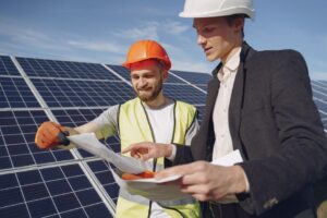 Een moderne zakelijke installatie met zonnepanelen en laadpalen voor duurzame energievoorziening.